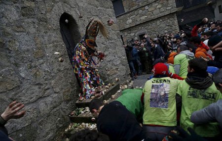 اخبار , اخبار گوناگون,مراسم زدن شلغم به شیطان,مراسم روز سن سباستین در اسپانیا اخبار , اخبار گوناگون,مراسم زدن شلغم به شیطان,مراسم روز سن سباستین در اسپانیا