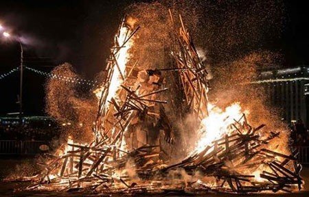 تماشای آتش زدن عروسک خرسی در جشن خداحافظی با فصل زمستان در مسکو عکسهای جالب,تصاویر دیدنی