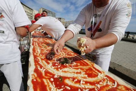 طولانی‌ترین پیتزا جهان پخته شد / تصاویر 1
