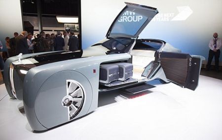 خودروی آینده رولز رویس را ببینید / خودران ۶ متری،با دستیار صوتی و مبل به جای صندلی راننده!