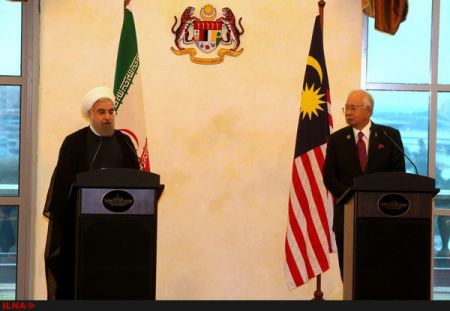 روحانی: سال ۲۰۱۶ را به سال تقویت روابط تهران-کوالالامپور مبدل میکنیم / تسریع در تحرک روابط بانکی دو کشور