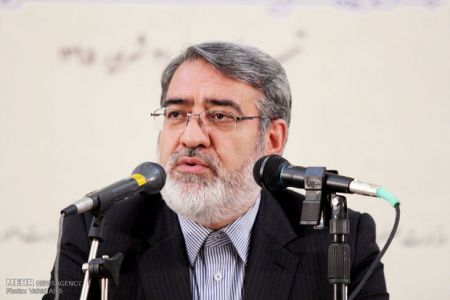 وزیر کشور: ازدحام افرادبدون ویزا علت بسته شدن مرز مهران/۴۰۰هزار زائر بازگشتند