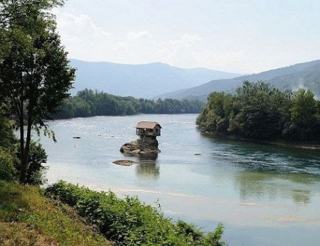 اخبار,اخبار گوناگون,خانه ای در وسط رودخانه درینا