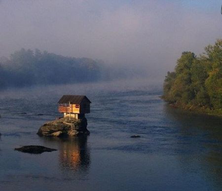 اخبار,اخبار گوناگون,خانه ای در وسط رودخانه درینا