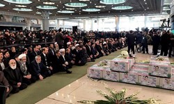 ایستادهام چو شمع مترسان زآتشم/ حضور گسترده مردم برای وداع با شهدای آتشنشان/ تشییع پیکر ۱۶ شهید آتشنشان آغاز شد/ تصاویر