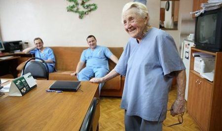 اخبار گوناگون ,خبرهای گوناگون ,مسنترین جراح جهان اخبار گوناگون ,خبرهای گوناگون ,مسنترین جراح جهان