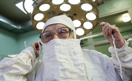 اخبار گوناگون ,خبرهای گوناگون ,مسنترین جراح جهان اخبار گوناگون ,خبرهای گوناگون ,مسنترین جراح جهان
