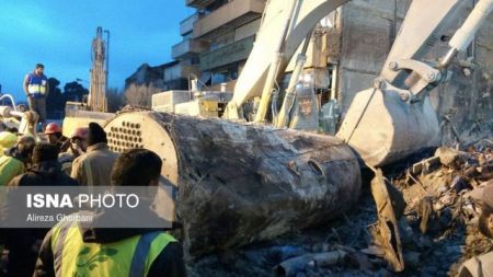 خروج دیگ بخار از زیر آوار/ دسترسی به طبقه منفی یک/ جستجو برای کشف پیکر جدید/عکس
