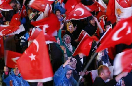    شادی مردم ترکیه پس از پیروزی در همه‌پرسی 