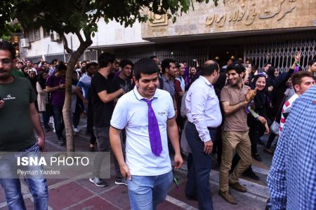   شادی مردم تهران پس از انتخابات ۲۹ اردیبهشت  