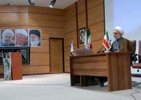 منتجبنیا در حمایت از روحانی در سمنان سخنرانی میکند
