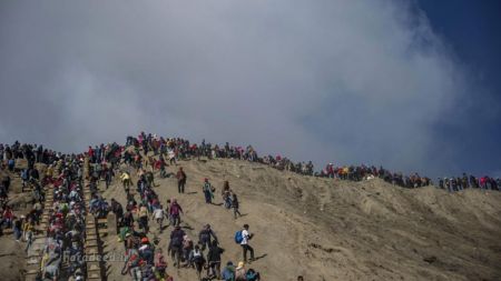   اخبارگوناگون ,خبرهای گوناگون , سنت پرتاب قربانی به دهانه آتشفشان