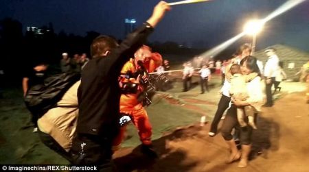    اخبارگوناگون ,خبرهای گوناگون ,بیرون آوردن کودک نوپا از چاله