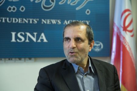 نمایندهای که با تاکسی و مترو در شهر تردد میکند