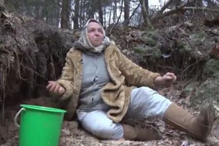 اخبار,اخبارگوناگون, این پیرزن فقط شن میخورد اخبار,اخبارگوناگون, این پیرزن فقط شن میخورد