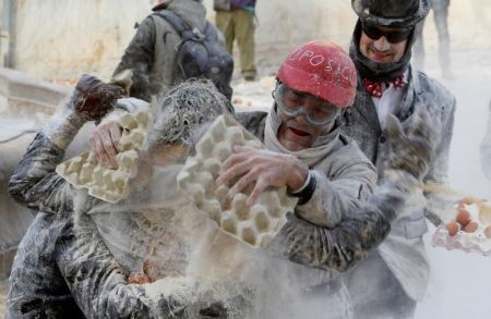 اخبار,اخبارگوناگون,جنگ تخم مرغ وآرد