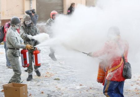 اخبار,اخبارگوناگون,جنگ تخم مرغ وآرد