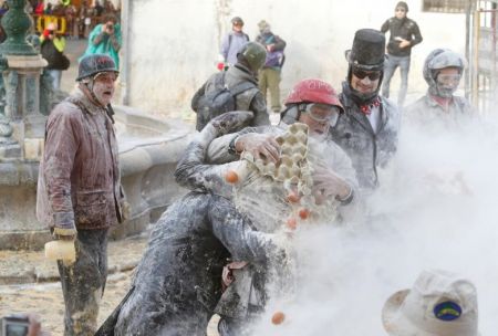 اخبار,اخبارگوناگون,جنگ تخم مرغ وآرد