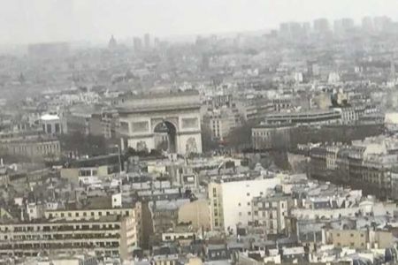 چشم انداز فوق العاده پاریس در هوای ابری