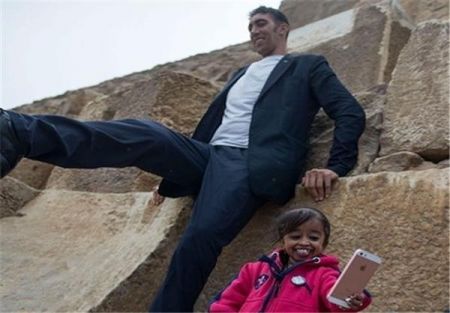 اخبار,اخبارگوناگون,تصاویری از دیدار بلندترین مرد کره زمین با کوتاه‌ترین زن کره زمین در کنار اهرام مصر