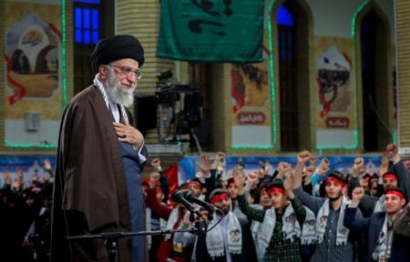 رهبر انقلاب: نسل جوان امروز برای عقبراندن دشمن از نسل اول آمادهتر است