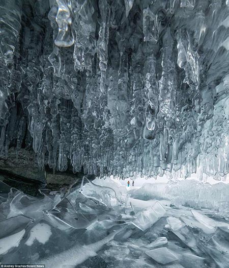 اخبار,اخبارگوناگون,تصاویر خیره‌کننده از غار‌های یخی عمیق‌ترین دریاچه جهان