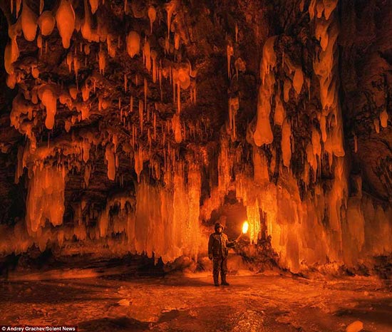 اخبار,اخبارگوناگون,تصاویر خیره‌کننده از غار‌های یخی عمیق‌ترین دریاچه جهان