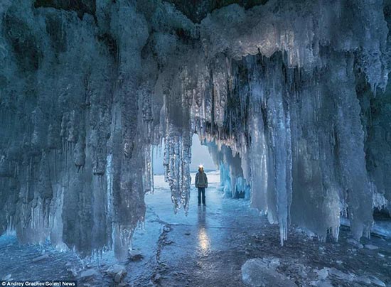 اخبار,اخبارگوناگون,تصاویر خیره‌کننده از غار‌های یخی عمیق‌ترین دریاچه جهان