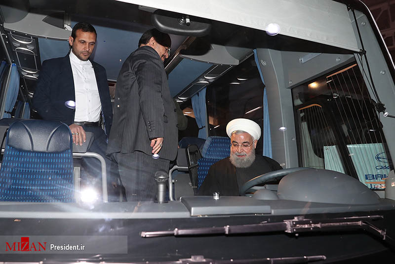 اتوبوس روحانی و کوهی که ریزش کرده است
