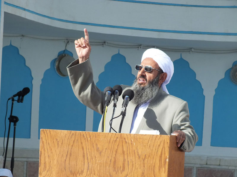 مولوی اسماعیل زهی: خانواده متهمان حادثه ایرانشهر هرچه سریعتر آنان را تحویل دهند