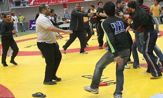 چاقو کشی وسط سالن کشتی در قزوین
