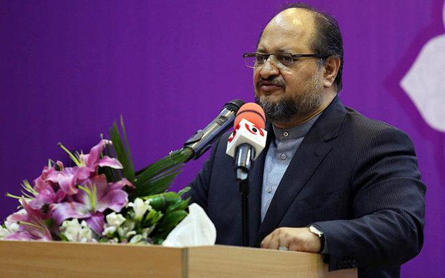شریعتمداری: دلار ۴۲۰۰ تومانی به طور موقت جواب داد