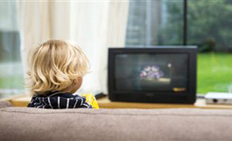 تاثیر تماشای بیش از حد تلویزیون در کودکان