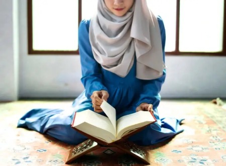 دست زدن زن حائض به قرآن چه حکمی دارد