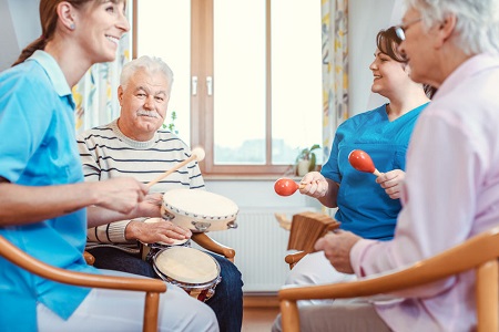 تاثیر موسیقی بر سالمندان, گوش کردن موسیقی در سالمندان, فواید موسیقی برای سالمندان