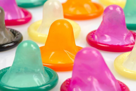 کاندوم چیست؟ نحوه استفاده از کاندوم زنانه و مردانه+عکس