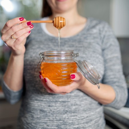 خوردن عسل در بارداری مفید است یا نه, مضرات خوردن عسل در بارداری, مصرف عسل در بارداری
