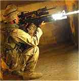 يک سرباز آمريکايي در نجف و آماده شليک