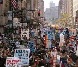 راهپيمايي و اعتراض صدها هزارنفري در خيابانهاي شهر نيويورك برضد جورج بوش و جنگ عراق 