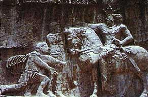 والريانوس امپراتور روم كه در جنگ به اسارت ارتش ايران درآمده بود در برابر او به زانو در آمده و التماس مي كند