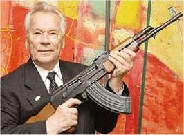 سرلشكر كالاشنيكوف با تفنگ معروفش AK-47