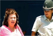 يك پليس زن «لوسيا» را از فرودگاه پايتخت شيلي خارج مي كند