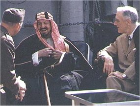 ابن سعود با روزولت از طريق يک مترجم نظامي در رزمناو کوينسي مذاکره مي کند