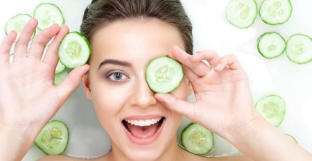 خیار چند دقیقه روی صورت بماند