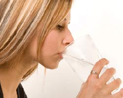 نوشيدن آب در جهت رفع چين و چروک