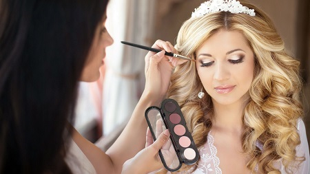 اشتباهات آرایشی در روز عروسی, استفاده اشتباه از هایلایت در آرایش عروس, اشتباهات رایج در آرایش عروس