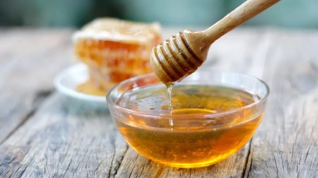 درمان لکه‌های پوستی با مواد گیاهی