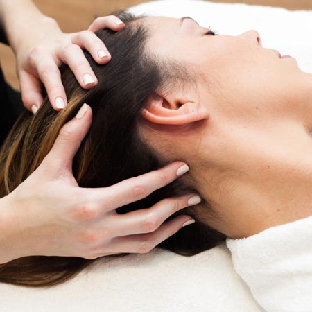 آیا ماساژ پوست سر می‌تواند به رشد مو کمک کند,ماساژ پوست سر,روش‌های ماساژ سر برای رشد مو