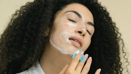 ماسک جوش و لکه‌های پوستی با ماست و زردچوبه
