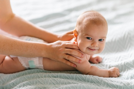 اولین لبخند کودک انجام حركات موزون تر در دوماهگی